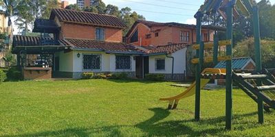 Casa disponible para arriendo en Rionegro, la casa cuenta con dos niveles y con un área de 1200mts aprox, de los cuales son construidos 300mts. Cuenta con 3 habitaciones, 3 baños, cocina integral , sala comedor, cuenta con una amplia zona verdes y parqueadero doble, salón social, juegos infantiles, sector tranquilo y de fácil acceso. Ideal para vivir!
