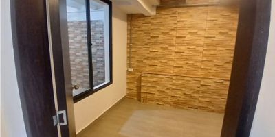 Apartamento en venta en Gaitán, Villamaría

Oportunidad ideal para quienes buscan un espacio remodelado y acogedor en una zona residencial tranquila. Este apartamento en primer piso es perfecto para parejas o pequeñas familias que valoran un ambiente privado y con las comodidades esenciales.

Descripción de la propiedad

El apartamento cuenta con 46 m2 que incluyen sala comedor, dos habitaciones y un baño con ducha de agua caliente. Una de las habitaciones tiene clóset, brindando un espacio organizado. Además, tiene un patio de buen tamaño, perfecto para disfrutar de un espacio al aire libre. La cocina es sencilla con muebles y ha sido remodelada.

Descripción del entorno y acceso

Ubicado en el sector de Gaitán, Villamaría, este apartamento se encuentra en una zona residencial tranquila con acceso por vía pavimentada. La proximidad a vías principales facilita la movilidad. El edificio dispone de un garaje para un vehículo, proporcionando una solución conveniente para el parqueo.

Contáctanos

Para agendar una visita o recibir más información, por favor escríbenos a nuestro WhatsApp. Nuestro equipo de asesores de Castro Rosero Inmobiliaria está listo para atenderte y resolver todas tus inquietudes.


 
