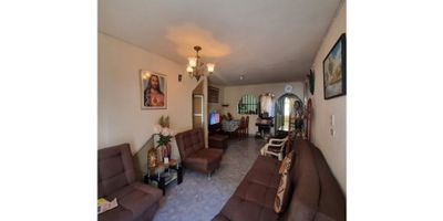 En venta apartamento en Castilla sector La Esperanza, es un primer piso de 65 mt² aproximados, consta de 3 alcobas, 2 baños, zona de ropas independiente, salon comedor, cocina semintegral con red de gas y piso ceramica.

Ubicado cerca de la unidad deportiva cancha Maracaná y a una cuadra de la Parroquia Santo Evangelio.

Excelentes rutas de transporte, incluido servicio integrado de transporte Metro.

Valor: $170´000.000
