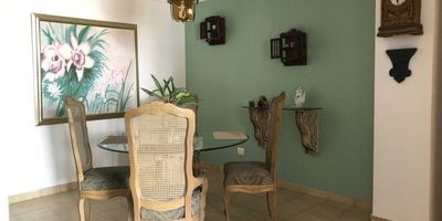 Apartamento en 2do piso.
Tiene porteria 24/7.
Apto remodelado ubicado en Barrio villa country. 
Zona norte de Barranquilla. Estrato 6.
135 mtrs2.
3 habitaciones principales + 1 de servicio. (4 total). La tercera habitación puede ser tanto estudio como habitación. 
Sala en pisos de madera.
Comedor
Vistas a la calle y al boulevard de Villa Country
5 baños. (Cada habitacion con su baño y 1 en el hall)
2 parqueaderos privados del apto.
Piscina, zonas comúne y porteria remodelada .
Parqueo de visitas.
Salón social.
Porteria 24 horas
Ascensor nuevo