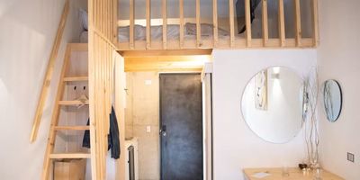 Moderno loft de 20 m2 en el corazón de Chapinero, una de las zonas más centrales y recursivas de la ciudad. Al ingreso una zona social abierta e iluminada, baño completo y cocina equipada. El mezanine, maximiza el aprovechamiento del espacio y ofrece una distribución funcional y elegante para ubicar la cama. El edificio ofrece una serie de comodidades excepcionales, incluyendo mesa de pool, terraza BBQ, salones de coworking y espacios independientes para reuniones, así como lavandería comunal. El valor del apartamento es a puerta cerrada. Ubicado a solo 2 cuadras de la Iglesia Lourdes, este apartamento goza de una ubicación privilegiada. Además, cuenta con licencia de uso para Airbnb, lo que lo convierte en una excelente opción para inversores y viajeros que buscan una experiencia de alojamiento única. ¡No pierdas la oportunidad de vivir o invertir en este espectacular loft en Chapinero!