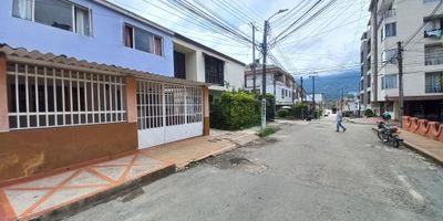 Código interno 13348. Apartamento en venta ubicado en el sector El Limonar Quinto sector, en el sector encontramos centros comerciales Acqua, La Estación, Multicentro, Panamericana, Supermercados Mercacentro 4, Surtiplaza, Restaurantes, gran variedad de comercio, por el sector transitan las siguientes rutas: 43, 15, 24, cómodas vías de acceso. El inmueble se encuentra distribuido: Sala comedor, dos habitaciones con closet, garaje, cocina integral, baño, zona de ropas.