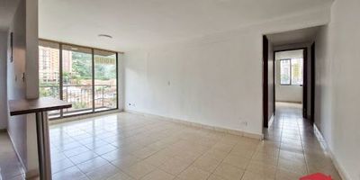 Apartamento en arriendo ubicado en Sabaneta. Consta de 2 habitaciones con closet, baños cabinados, sala-comedor, cocina integral, zona de ropas, balcón y parqueadero. La unidad ofrece portería 24 horas, ascensores, parqueaderos, piscina, juegos, salón social, gimnasio y turco. Se encuentra en una zona residencial tranquila, sobre la vía principal Avenida Poblado, cerca de la iglesia Villas del Carmen, supermercados y colegios. Además, cuenta con buena ruta de transporte público.