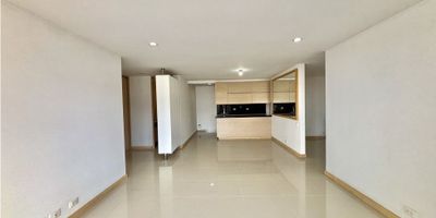 Unidad en un lugar extraordinario.

Apto con vista preciosa y con el privilegio de tener muy cerca el Centro Comercial Viva Envigado, iglesias, Hospitales , supermercados a la mano.

Área 123 mts, 3 habitaciones, 3 baños, biblioteca, balcón, cocina abierta, parqueadero lineal, 2 cuartos útiles.

Admon 470.000
Predial 1.900 semestral
