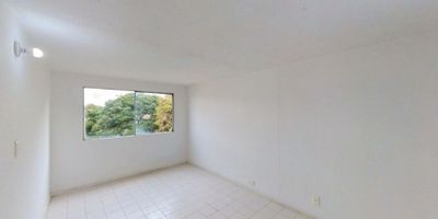 Apartamento en venta de 62m2, con vista interior, ubicado en un 5to piso (Torre U Apto 583), acceso por escaleras. Consta de 3 habitaciones, 1 baño, sala comedor, cocina y zona de lavandería. Tiene piso cerámico en todas sus zonas. El conjunto cuenta con zonas verdes, zona para niños, salón social y vigilancia privada las 24 horas. Cerca a centro comercial Santiago Plaza y Guadalupe; cerca a almacenes de cadena D1 y Ara; cerca a colegio Brisas del Liminar; cerca a estación del MIO (Simón Bolívar); Vías de acceso por la Carrera 56 y Calle 18A. ID-TUFICHA
