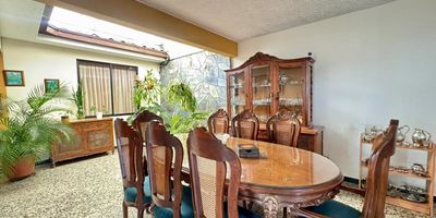 Se vende linda casa en la flora, cuenta con 4 habitaciones, la principal con baño, hall de alcobas, dos patios internos, sala comedor, garaje para dos vehículos, cocina integral y amplia sala comedor.  
 
CITA PREVIA