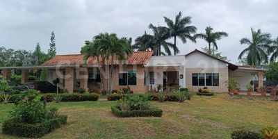 ¡Vivir en el paraíso si es posible! en Parcelación Uberaba está la casa campestre de tus sueños, con mas de 2.000 metros cuadrados de zonas verdes, frutales, casita de juegos, parque infantil, 6 metros de casa para perros y más de 300 metros de construcción para disfrutar de sus amplios y acogedores espacios, hacen de esta casa el hogar perfecto para tu familia.