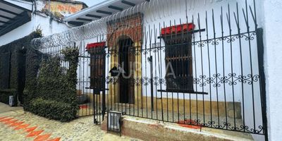 Casa colonial en San Antonio – Patrimonio, potencial y poesía urbana
Precio de venta: $900.000.000
Arriendo: $5.000.000

Ubicada en el corazón de San Antonio, esta casa de una sola planta es patrimonio histórico de Cali, una de esas propiedades únicas donde conviven la tradición, el encanto arquitectónico y un gran potencial para vivir o emprender.
Con una distribución abierta y fluida, cuenta con dos patios interiores que iluminan naturalmente todos los espacios. Una fuente funcional en el patio central aporta frescura y carácter. La cocina es abierta e integrada, ideal para proyectos gastronómicos o de hospitalidad. Incluye tres habitaciones, tres baños y baño principal con turco.
Ubicación en plena zona turística y gastronómica de la ciudad, a pasos de cafés, galerías, miradores y hoteles boutique. Perfecta tanto para quienes buscan vivir en un lugar con alma, como para quienes desean montar un negocio con historia.

Ubika el alma de Cali, en cada muro.