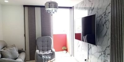 Elegante y funcional apartamento de 70 m, ubicado en Conjunto Residencial. El apartamento consta de Sala comedor con excelente iluminación natural y pared marmolizada, que le da un toque sofisticado, mirador con excelente vista panorámica. Cocina integral con buen espacio de almacenamiento, zona de ropas Una 1 habitación principal con baño privado,  vestir  y hermosa vista panorámica Dos 2 habitaciones con clóset, baño social y de habitaciones ideales para el descanso y la privacidad de toda la familia. Parqueadero cubierto que protege tu vehículo de las inclemencias del clima. Cuarto útil, ideal para almacenamiento adicional. Lámparas de lujo instaladas en todo el apartamento, cuenta con tres  tonalidades  de luz. JOSE LUIS TAMAYO