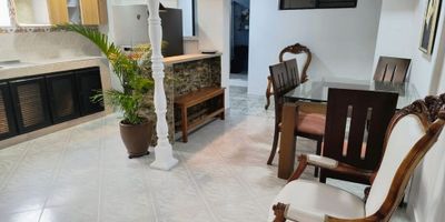 Apartaestudio tipo ejecutivo, amoblado, con salón comedor, 1 alcoba para dos personas, 1 baño, cocina semiintegral, no hay niños ni mascotas, el valor incluye servicios públicos, Tv e Internet, comparte zona de ropas con otro aparta estudio.

Ubicado cerca a Viva Laureles, en un lugar tranquilo y acogedor, con buenas vías de acceso y buen transporte público.
