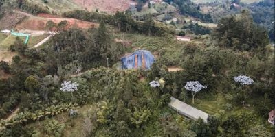 Espectacular Lote (Lote 106)  ubicado en el retiro antioqueño, para los que desean vivir en armonía con la naturaleza, Deck de 130m2 en madera inmunizada y estructura metálica que cuenta como mirador privado, bosque nativo propio lo que no solo añade valor estético si no también un subsidio al impuesto predial, ideal para iniciar tu proyecto de vivienda en la naturaleza. A solo dos cuadras del parque principal y a la iglesia del retiro.