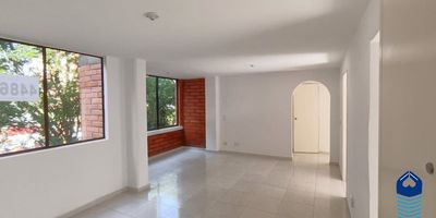 Vivir en la Loma del Indio parte baja es tener la tranquilidad de un entorno residencial con la ventaja de estar a pocos minutos de Las Palmas, el Túnel de Oriente y el Mall El Indio, con fácil acceso al aeropuerto y al sur de la ciudad.Este apartamento en arriendo cuenta con un área aproximada de 70m², distribuidos en 3 alcobas con clóset, 2 baños, sala comedor iluminada con ventanales, cocina integral y zona de ropas independiente. Además, dispone de parqueadero cubierto.Está ubicado en un primer piso dentro de unidad cerrada con vigilancia 24 horas, que ofrece amplias zonas verdes, juegos infantiles, cancha múltiple y parqueaderos para visitantes, lo que garantiza comodidad, seguridad y un estilo de vida tranquilo.Una excelente opción para quienes buscan vivir en un sector estratégico y rodeado de naturaleza. Contáctanos en Raskcielos Inmobiliaria y agenda tu visita.