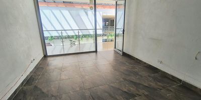 Impulsa tu negocio en el corazon de Buenos Aires  Centro!
Arrienda este funcional local de 20 m, ideal para emprendedores o comerciantes que buscan visibilidad y facil acceso. Dispone de excelente iluminacion y ventilacion natural, piso en ceramica, puerta vidriera que brinda mayor exposicion, parqueadero para visitantes y seguridad 24 horas para tu tranquilidad.

Ubicado estrategicamente cerca de la Placita de Florez, Gimnasio Smart Fit, Estacion Bicentenario y con excelente acceso al transporte publico.

Tu oportunidad de crecer en una zona de alto flujo y proyeccion comercial!