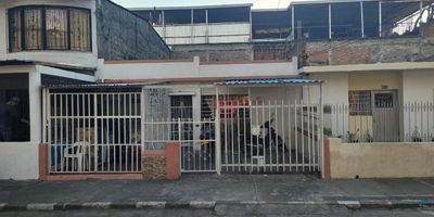 Preciosa casa al sur oriente de Cali en el Barrio el Jardín, cuenta con 2 locales, 3 habitaciones, un patio, 1 baño social, zona de lavado es una zona muy comercial frente al parque de la bicicleta. Cerca a varios supermercados, tiendas y restaurantes