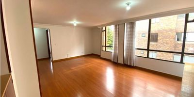 Con una ubicación privilegiada en la ciudad de Bogotá D.C., Cundinamarca, este amplio apartamento de 80 M2 de área total se presenta como una excelente opción para vivir en la capital colombiana. Su área privada de la misma medida, distribuida en 2 habitaciones y 2 baños, brinda el espacio ideal para disfrutar en familia o en pareja. Además, cuenta con un garaje para mayor comodidad y seguridad para tu vehículo.

En cuanto a sus características internas, este inmueble no solo ofrece un confortable espacio, sino también una serie de comodidades que lo hacen aún más atractivo. Se admiten mascotas, una ventaja para aquellos que tienen amigos peludos en casa. Sus armarios empotrados y su cocina integral te ayudarán a mantener todo en orden y a hacer de la cocina un lugar práctico y funcional. El baño auxiliar y el baño en la habitación principal son una comodidad adicional, especialmente para aquellos que reciben visitas frecuentes.

Las áreas adicionales son una parte importante de este apartamento. La biblioteca / estudio es ideal para aquellos que trabajan desde casa o que buscan un espacio tranquilo para estudiar. El calentador, el citófono / intercomunicador y los clósets son características que no pueden faltar en una vivienda moderna y funcional. Además, la doble ventana, el gas domiciliario, el hall de alcobas, el suelo de madera laminada / baldosa y la vista panorámica brindan una experiencia de vida cómoda y agradable. Por último, el área de lavandería, el comedor auxiliar, la despensa, la electricidad y el piso laminado completan la lista de características internas de este apartamento.

Al salir, el acceso pavimentado te lleva a una zona social que cuenta con ascensor y una urbanización cerrada, ideal para aquellos que buscan seguridad y privacidad. Su cercanía a centros comerciales, colegios / universidades, colegios y parques lo convierten en una opción conveniente y atractiva. Además, la portería / recepción y su cerca