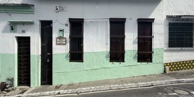 ALQUILER BELLA CASA EN SAN ANTONIO !
A media cuadra de la calle 5a, en San Antonio, se alquila excelente casa, de un piso, ideal para hostal, restaurante, oficinas, institución educativa, etc. área construida de 441 m2., en lote de 555 m2., consta de 19 habitaciones,10 baños  cocina,  comedor, patio central, zona de lavandería, amplios corredores, patio  posterior, , fresca, con ventilaciòn e iluminación natural, ubicación estratégica.