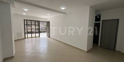 Oficina de 40 m2 en primer piso, con cuarto para equipos, cocineta, baño, ubicado en el corazón de la zona comercial del barrio Ortiz.
Cerca a restaurantes, centro comercial, entidades bancarias, empresas y con facilidad de transporte público