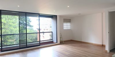 Apartamento en arriendo en unidad cerrada cerca a centros comerciales, restaurantes, hoteles, mall, hospitales, vías principales y servicios complementarios del sector. Piso en madera, puerta de seguridad, sala y comedor independiente, 3 alcobas con baño y vestier en la principal, para un total de 3 baños, cocina integral abierta tipo americano, zona de ropas, balcon, útil y parqueaderos independientes cubiertos . conjunto cerrado sin ascensor, con  zonas verdes, vigilancia 24 horas, citofonia  y circuito cerrado de tv.   inmuebles sujetos a verificacion de disponibilidad
