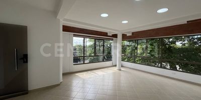 Oficina de 57 m² en el 4.º piso, con sala de equipo, cocineta y baño, ubicada en el corazón del distrito comercial del barrio Ortiz. Cerca de restaurantes, un centro comercial, bancos, negocios y con fácil acceso al transporte público.