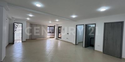 Oficina de 51 m2 en piso 5, con cuarto para equipos, cocineta, baño, ubicado en el corazón de la zona comercial del barrio Ortiz.
Cerca de restaurantes, un centro comercial, bancos, negocios y con fácil acceso al transporte público.