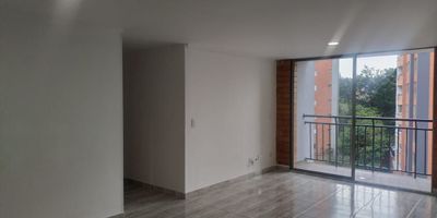 Apartamento en arriendo en unidad cerrada, cerca a restaurantes, museos, tiendas de cadena, hoteles, universidades, con fácil acceso desde vía principal, con conexión a rutas de transporte y gran oferta de servicios complementarios del sector. Cuenta con piso en cerámica, sala comedor, estar de Tv, 3 alcobas con baño y closet en la principal, baño social, alcoba y baño de servicio, zona de ropas, útil y parqueadero cubierto. Conjunto cerrado con ascensor y zonas sociales que incluyen piscina, gimnasio, salón social, turco, parques infantiles, placa polideportiva,  zonas verdes, vigilancia y portería 24 horas y circuito cerrado de tv. inmuebles sujetos a verificacion de disponibilidad