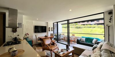 Apartamento en venta – Sector La María, El Retiro

Hermoso apartamento en unidad cerrada, ubicado en un sector tranquilo, campestre y residencial. Cuenta con 2 habitaciones: la principal con baño privado y vestier, la auxiliar con clóset; baño social completo, cocina integral amplia, zona de ropas independiente, sala-comedor con excelente iluminación y un amplio balcón con hermosa vista.

La unidad ofrece completas zonas comunes: salón social, zona de masajes, gimnasio, sauna, turco, entre otras. Acceso fácil por vías totalmente pavimentadas, cerca de zonas comerciales y con buena conexión a transporte público.

Acabados de alta calidad, excelente distribución e iluminación natural. ¡Una excelente oportunidad para vivir o invertir en El Retiro!