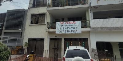 Hermoso Casa en el barrio San Fernando al sur de Cali, es una casa de 3 niveles. En el primer piso se encuentran 2 locales, uno de ellos cuenta con cocineta y baño (ambos locales con paredes estucadas y con pintura de vinilo)  y un apartamento, el cual cuenta con cocina enchapada en cerámica, gabinetes y mesón en acero, sala-comedor, patio y habitaciones. En el segundo piso se encuentra otro apartamento con 5 habitaciones, 2 baños enchapados, cocina con mesón enchapado en cerámica, gabinetes superiores, sala, comedor y patio de ropas. En el tercer piso 5 habitaciones, 4 baños con enchape en cerámica, sala-comedor, patio, cocina enchapada en cerámica con mesón en acero y gabinetes inferiores sin puertas y terraza( el área total de los 3 pisos es de 543m)