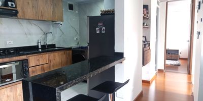 Vendo hermoso apartamento en Engativá-Villa Gladys, 2do piso con ascensor y vista exterior hacia zonas verdes. Su área total es de 47 mts. Consta de 3 habitaciones, 1 baño enchapado en porcelanato, división en vidrio, ducha eléctrica con taco independiente, cocina integral con muebles en madera, no aglomerado, mesón auxiliar en granito, horno gratinador eléctrico y zona de lavandería con su lavadero en granito. Paredes en porcelanato y pisos en cerámica y laminado. Sala comedor y puerta ppal con chapa de seguridad. 
Excelente ubicación, a 10 minutos del Aeropuerto, Portal El Dorado, alimentador y paraderos SITP frente a la portería. Supercade de Engativá, zonas comerciales y residenciales, Colegios y parques verdes públicos. 
El conjunto ofrece parqueadero comunal, bicicletero, zona infantil, salones comunales y BBQ. Excelente inversión para vivir o rentar.