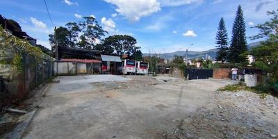 Lote en arriendo de 380 metros ubicado en vía principal y secundaria, ideal para empresas industriales que deseen trabajar al aire libre, o soliciten altura para sus proyectos.