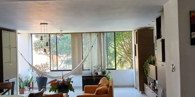 Codigo 28247. ? Apartamento en arriendo ubicado en El Poblado sector Transversal Inferior? Características:• 3 habitaciones + alcoba de servicio• 4 baños completos• Habitación principal con vestier, clóset y baño privado con cabina en vidrio templado• Habitaciones auxiliares con clóset y buena iluminación• Alcoba de servicio con baño privado• Sala y comedor independientes• Cocina integral abierta remodelada con cubierta a gas, campana y mesón en quarztone• Zona de ropas independiente• Parqueadero doble lineal• Red de gas y servicios públicos• 1 ascensor por torre? Descripción:Este apartamento de 170 m² se encuentra sobre la Transversal Inferior. Sus espacios amplios y remodelados en cocina, baños y zona social brindan modernidad y confort. La distribución es ideal para familias que buscan un hogar con privacidad y comodidad, con una zona social que se integra perfectamente al estilo de vida moderno.? Entorno:– Excelente ubicación en el sector de La Visitación– A pocos minutos de CC El Tesoro, CC Santa Fe, Pricesmart y La Vaquita de Los Balsos– Cercano a colegios como el Vermont y a la Iglesia de La Visitación– Fácil acceso a la Transversal Superior y transporte público? Zonas comunes:• Portería 24 horas• Piscina adultos y niños• Salón social• Parque infantil• Zonas verdes• Parqueadero de visitantes? Valor de venta: $1.280.000.000? Administración: $899.000? Agenda tu visita con Grupo Santamaría y descubre por qué este apartamento remodelado en El Poblado es una excelente opción para vivir o invertir.