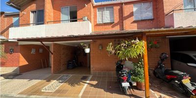 Casa en venta en la unidad residencial Palmas de la Hacienda, Palmira. Cuenta con 3 alcobas, 2 con clóset, 2 baños, sala-comedor, cocina integral y patio. La unidad ofrece zonas verdes y un ambiente familiar ideal para vivir tranquilo. Su ubicación es estratégica, cerca a centros comerciales como Llano Grande Plaza, almacenes de cadena (Éxito, D1, Ara, Carvajal), bancos, restaurantes, clínicas, colegios e iglesias, además de cómodas vías de acceso hacia el centro de Palmira, Cali y el aeropuerto.
