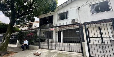 En venta amplia y hermosa casa de dos pisos ubicada en el tradicional barrio Prados del Norte en Cali, distribuida en primer nivel con sala, comedor, cocina integral, patio interno techado con rejas de seguridad, zona de oficios, medio baño social, baño completo, antejardín con capacidad para 2 vehículos, garaje interno y depósito; en el segundo nivel cuenta con 4 alcobas de muy buen tamaño (una con terraza), 2 baños, alcoba principal con vestier y baño privado, además de un espacio de almacenamiento en el hall; cercana a centros comerciales, parques, comercio, transporte público y con la ventaja de contar con vigilancia de calle las 24 horas, lo que la convierte en una excelente opción para familias que buscan comodidad, seguridad y ubicación estratégica en el norte de la ciudad.