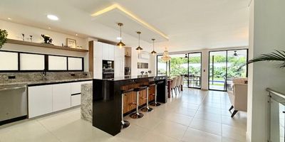 Espectacular casa para la venta en Jamundí. ubicada entre Alfaguara y Las Mercedes. Moderna. iluminada, con lindos acabados. Tres niveles. Primer nivel: sala, comedor, baño social, cocina integral tipo americana, cuarto del servicio, terraza cubierta, jacuzzi, zona bbq, estufa a gas. Zona verde. Segundo nivel: tres habitaciones, estudio. Tercer nivel: terraza cubierta, habitación y baño. Visita con cita previa.