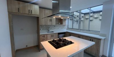 Hermosa Casa Duplex de 170 Mt² Ubicada en Unidad Cerrada.Cuenta Con 3 Alcobas (Alcoba Ppal. con Baño &amp; Vestier, 2 Alcobas con Closet) Baño Social, Salón Comedor, Cocina Integral con Barra, Patio, Zona de Ropas, Red de Gas &amp; Calentador.2 Parqueaderos Cubiertos + Cuarto ÚtilConjunto Cerrado con Portería 24 Horas, Citófono, Juegos Infantiles, Salón Social, Shut de Basuras &amp; Zonas Verdes.Inmueble Ubicado en Zona Campestre Residencial, Cercano a Colegios/Universidades, Transporte público Cercano, Parques Cercanos, Supermercados/C.Comerciales &amp; Zona Comercial.