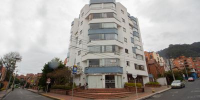 Descubre la elegancia y comodidad en este exclusivo apartamento ubicado en Chapinero rosales Consta de  Sala comedor amplios en tapete , cocina integral eléctrica , zona de lavandería,  2 habitaciones con closet  y 2 baños con ducha electrica , con una distribución perfecta que maximiza cada uno de sus 73.89 metros cuadrados. Disfruta de espacios amplios y luminosos, donde cada detalle ha sido cuidadosamente diseñado para brindarte el máximo confort. Además, cuenta con 1 parqueadero cubierto para tu conveniencia. Vive la experiencia de un estilo de vida único en este inmueble que combina modernidad y funcionalidad en un entorno inigualable. ¡Bienvenido a tu nuevo hogar!