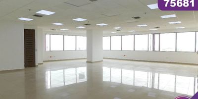 Se arrienda oficina ubicada en Barranquilla sector de la concepción, Se encuentra en una importante zona bancaria y corporativa en un entorno comercial y exclusivo de la ciudad. Esta oficina cuenta con un área de 123.4 mt2, con 1 baño exclusivo para su uso y 2 parqueaderos asignados, excelente distribución en sus espacios, esta oficina esta diseñada para contar con cómodos espacios de trabajo, además de poseer buenos y modernos acabados, sobre el sector encontrara cómodas vías de acceso y facilidad al transporte publico cercano.