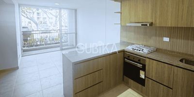Apartamento en Guabinas – Comodidad moderna y zonas comunes completas

Ubicado en un conjunto cerrado con portería, vigilancia 24/7 y excelente infraestructura recreativa, este apartamento de 75,4 m² en primer piso es una excelente opción para vivir o invertir.
Cuenta con tres habitaciones, la principal con clóset y baño privado, baño social completo, zona de estudio o estar de TV, sala-comedor, cocina abierta con alacena, zona de lavandería y balcón. El apartamento está para estrenar y tiene acabados modernos, calentador, estufa y horno. Parqueadero comunal.
El conjunto residencial ofrece piscina, gimnasio, salón social, juegos infantiles, zona para mascotas y lobby de acceso, lo que garantiza calidad de vida en un entorno seguro y tranquilo.
Precio de venta: $279.000.000 
Administración: $246.000

Ubika el lugar donde todo lo esencial está al alcance.
