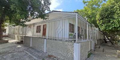 Descubre la comodidad y elegancia en este encantador apartamento de 2 habitaciones y 1 baño, ubicado en una zona privilegiada. Con 50 metros cuadrados de espacio bien distribuido, este hogar ofrece una atmósfera acogedora y funcional. La luz natural inunda cada rincón, resaltando los acabados de calidad y el diseño moderno. Disfruta de momentos de tranquilidad en su ambiente sereno y disfruta de la vida urbana en su máxima expresión. ¡Bienvenido a tu nuevo hogar!.