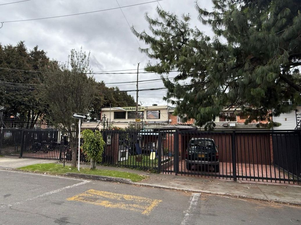 Casa de 4 alcobas en venta en Polo Club, Bogotá, 312 m² · foto 2 de 15