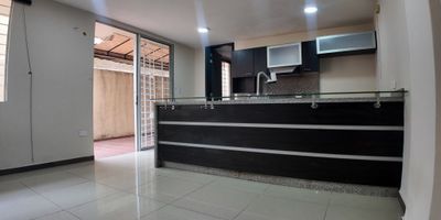 Entrega inmediata!! Si buscas Apartamento para  con ubicación estratégica, te presento  la opción ideal,.... en el sector de Alto Prado  en edificio de una torre,  bien conservado, con lobby, jardines, vigilancia 24 horas,  cercano a centros comerciales, restaurantes, supermercados, iglesias, rodeado de vías de muy  fácil acceso y transporte a cualquier punto de la ciudad.  El acogedor  apartamento esta remodelado, cuenta espacios amplios y ventilados, excelente distribución,  amplia zona social, sala, comedor, moderna cocina abierta, área de labores, alcoba y baño de servicio,  hall de alcobas,  cuenta con dos alcobas, alcoba principal con baño y baño auxiliar para las otra habitacion, adicional  le corresponde un parqueadero individual cubierto. Es el apartamento ideal para vivir,  llámanos ya para agendar cita, !!!!
.