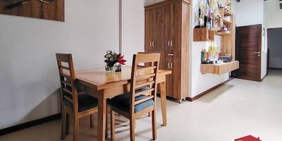 Inmueble ubicado en El Porvenir, Rionegro. Apartamento en excelentes condiciones el cual cuenta con un área de 86 m2 distribuidos en cómodos y amplios espacios. Cuenta con 2 baños, sala comedor, hall, 3 amplias habitaciones, cocina integral y zona de ropas. Sector tranquilo y agradable cerca de colegios, hospitales, centros comerciales, supermercados y demás sitios de interés. Cómodas vías de acceso, rutas de transporte cercanas, aeropuerto internacional a 20 minutos aproximadamente.  