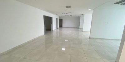 Se arrienda local con espacios generosos, perfectos para adecuar varias oficinas. Dispone de cuatro baños, cocineta y se encuentra en un centro comercial con todas las comodidades, incluyendo amplio parqueadero para visitantes y propietarios. Ideal para empresas, coworking o negocios de servicios; excelente ubicacion cerca a colegios y/o universidades, supermercados, centros comerciales, transporte público cercano, zona comercial.