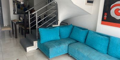 Se vende apartamento en san alonso, cuenta con 3 habitaciones, 2 baños El principal con jacuzzi, sala, comedor, persianas, cocina integral, zona de ropas, alentador de agua, aire acondicionado, terraza amplia, parqueadero, 103 metros dúplex y zonas sociales como piscina, salón social, zona de niños, gimnasio,