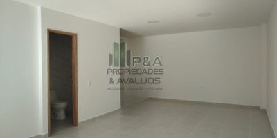 ¡Excelente oportunidad en zona privilegiada de Itagüí! 
Se arrienda local comercial de 80m2, ubicado en el centro del dinámico barrio Simón Bolívar. Ideal para su negocio por su excelente ubicación estratégica: a pasos de colegios, centros comerciales y rutas de transporte público.
- Área amplia y versátil de 80m2 con pisos en baldosas, perfecta para todo tipo de emprendimientos comerciales.
- Ubicado en la zona más concurrida y comercial del barrio, con alta afluencia de público todo el día.
- Un solo baño completo para comodidad de clientes y trabajadores. 
- Rutas alimentadoras de buses a solo minutos, con fácil conexión al resto de la ciudad.