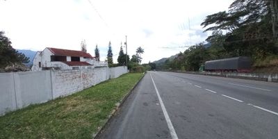 Código Interno 13813. Ubicada en la variante Ibague-Armenia Casa campestre en arriendo. El inmueble s encuentra distribuido: Primer nivel: Sala con terraza. Segundo nivel: Sala comedor, cocina, espacio de ropas, habitación de servicio con baño privado, baño social, terraza. Tercer nivel: Habitación principal con vestier y baño privado balcón. Cuarto nivel: Tres Habitaciones , la principal con baño privado, baño social, hall tv, terraza. Amplias zonas verdes,  parqueaderos para 6 a 8 carros