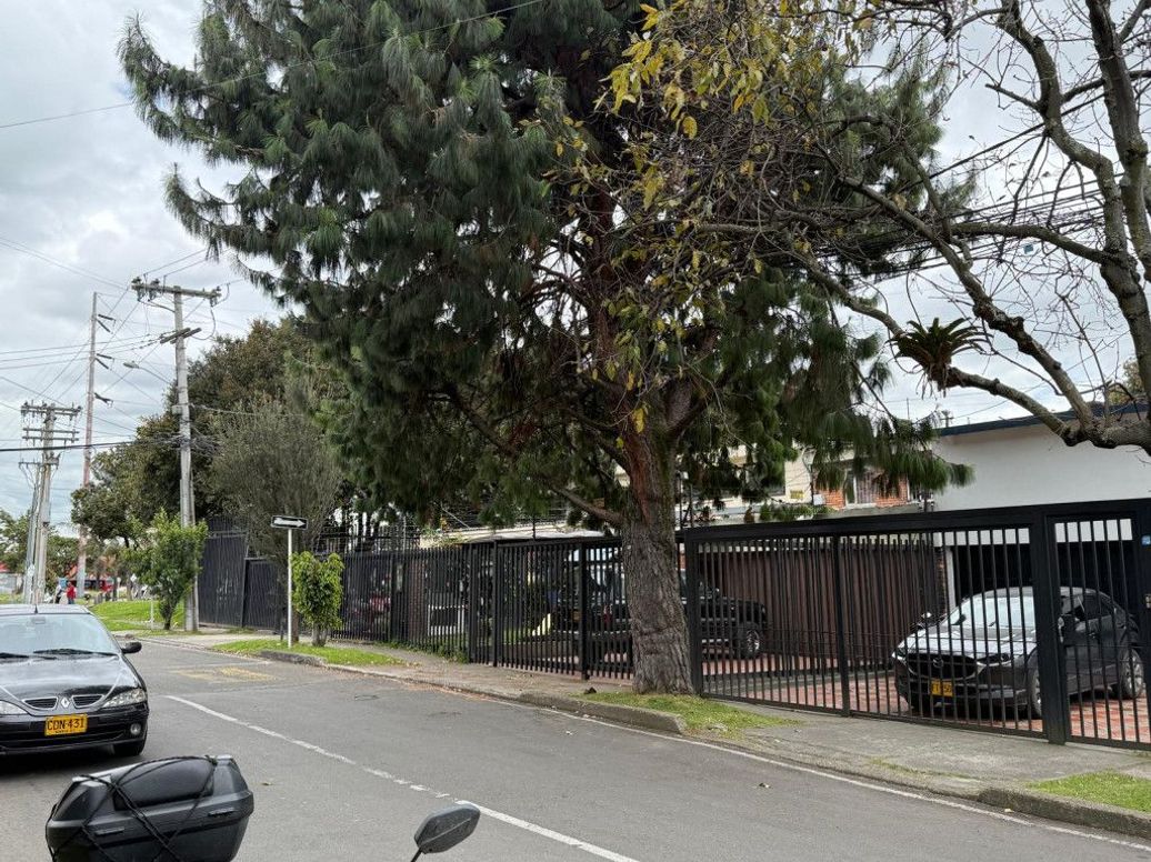 Casa de 4 alcobas en venta en Polo Club, Bogotá, 312 m² · foto 2 de 17