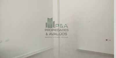 ¡LOCAL IDEAL PARA SU NEGOCIO U OFICINA! 
¡Excelente oportunidad de negocio en el corazón de Itagüí! Te ofrecemos este amplio local de 80m2, ubicado en el centro del dinámico barrio Simón Bolívar. 
Su ubicación estratégica le permite estar cerca de todo: a solo minutos encontramos reconocidos colegios, centros comerciales y rutas de transporte público para una excelente conectividad. 
Cuenta con un diseño moderno y funcional, piso en baldosas, baño completo y excelente iluminación y ventilación natural. ¡El lugar perfecto para darle vida a tu emprendimiento!
¡Visítanos hoy mismo y conoce este local con gran potencial! Estamos seguros que quedaran encantados con esta excelente locación.