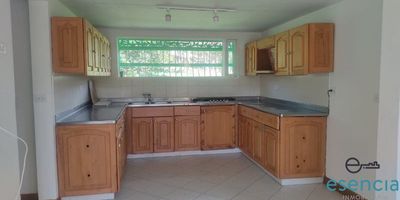 Casa Campestre Duplex con un área de 300 mt²4 Alcobas (Alcoba Principal con Closet y Baño) 1 Baño Social, Balcón, Estudio,Salón Comedor, Cocina Integral, Patio, Terraza, Zona de Ropas y Red de Gas.Parqueadero y Cuarto Util.Zonas Verdes.Inmueble cercano a Instituciones Educativas, Transporte Publico, Parques Cercanos, Zona Campestre, Supermercado y Zona Residencial.