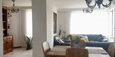 Apartamento en venta en Pinares en unidad cerrada, cerca a supermercados de cadena, rutas de transporte público y servicios complementarios de la zona. Cuenta con salacomedor, pisos en cerámica, estudio, tres habitaciones, dos baños, cocina integral en mesón de granito, estufa, calentador a gas, área de servicios y zona de ropas. La unidad posee de un parqueadero cubierto, ascensor, piscina, salón comunal, parques infantiles, circuito cerrado de tv, vigilancia y portería las 24 horas. Inmueble sujeto a verificación de disponibilidad.