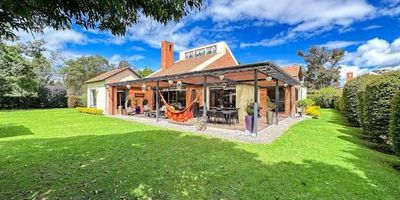 Hermosa casa en exclusivo conjunto San Sebastián  Guaymaral. En venta espectacular casa de un solo nivel en lote esquinero de 1.860 m y construcción de 350 m dos de las  habitaciones comparten un baño y el deck es metálico.. Cuenta con 4 amplias alcobas, cada una con baño privado y walk-in closet, estudio, cuarto y baño de servicio.La casa se destaca por sus finos acabados y una hermosa zona verde  con árboles ideal para disfrutar en familia. Ubicada en uno de los conjuntos más exclusivos de Guaymaral, con excelente seguridad y tranquilidad.Gran oportunidad a muy buen precio. ¡Agende su cita!